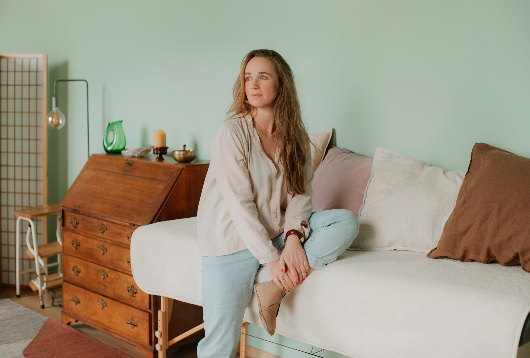 Femke van Gurp zittend op een bed in de praktijkruimte