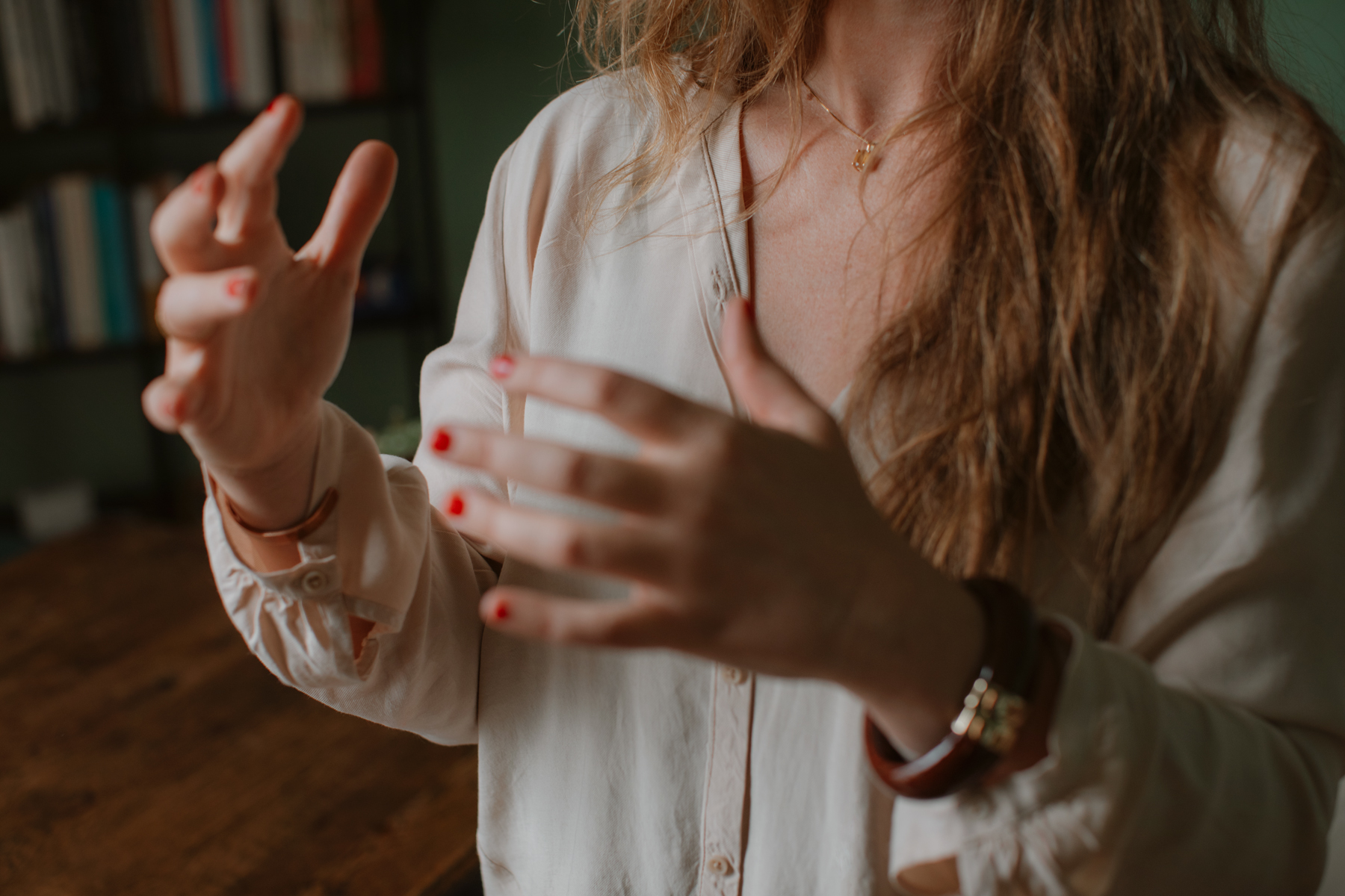 Handen op het lichaam, sfeerbeeld somatische psychotherapie